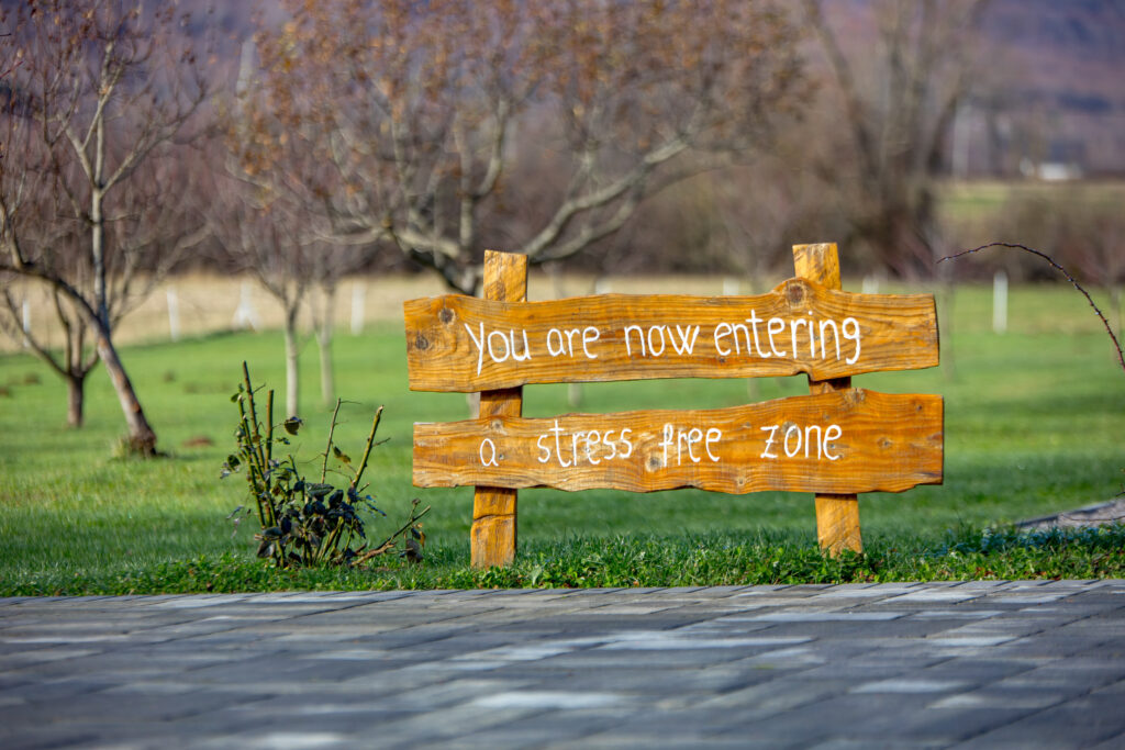 stress-free-zone-znak-u-lici Znak ispred kuće za odmor Mali Medo