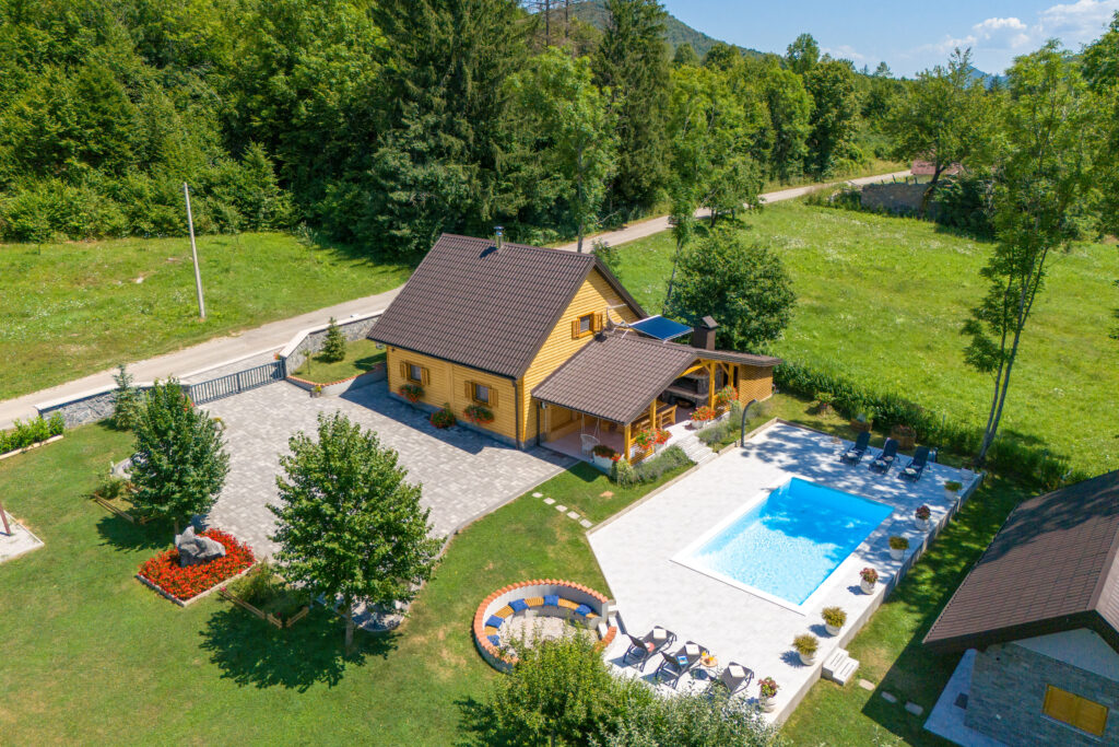 kuca-za-odmor-s-bazenom